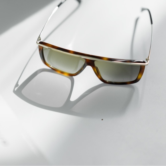 GIVENCHY - Flat Top Havana Sunglasses - Like New! - Picture 4 of 6